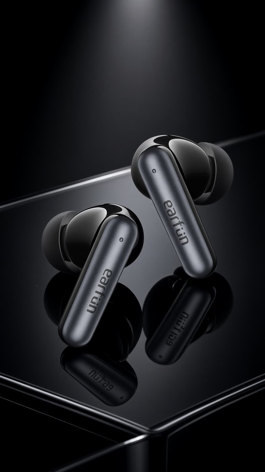 블랙 EarFun Air Pro 4i 완전 무선 이어폰과 충전 케이스