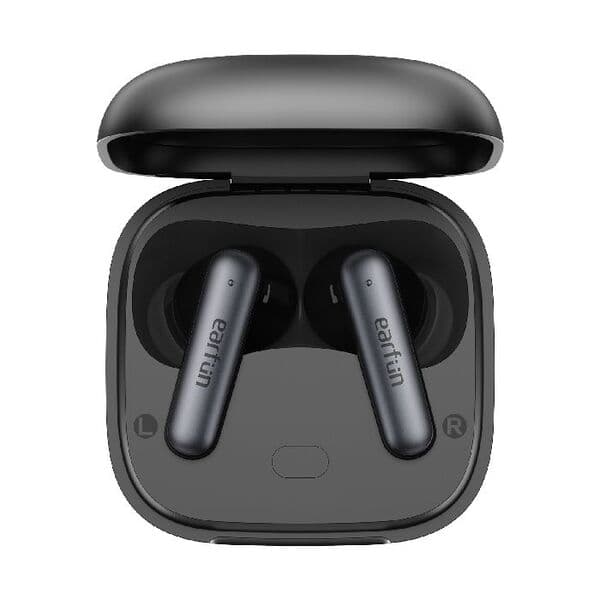 黒いEarFun Air Pro 4iの完全ワイヤレスイヤホンと充電ケース