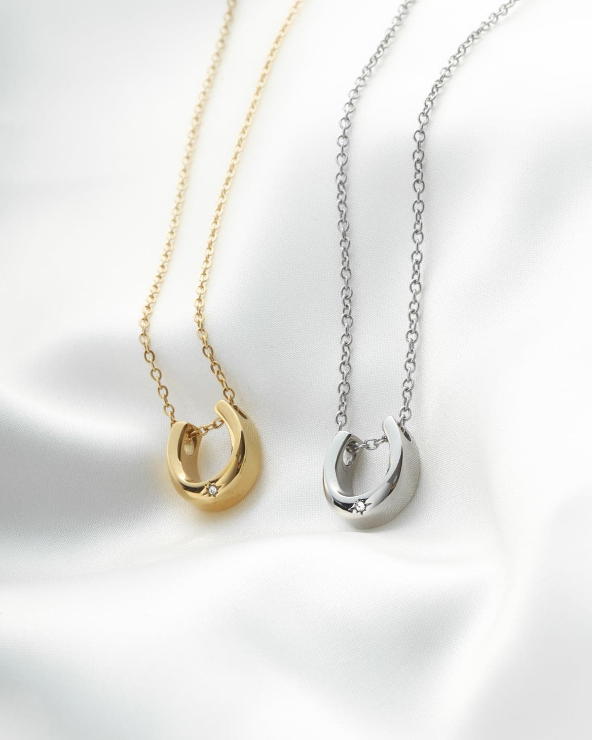 GLUCK Horseshoe Necklaceの馬蹄モチーフネックレス