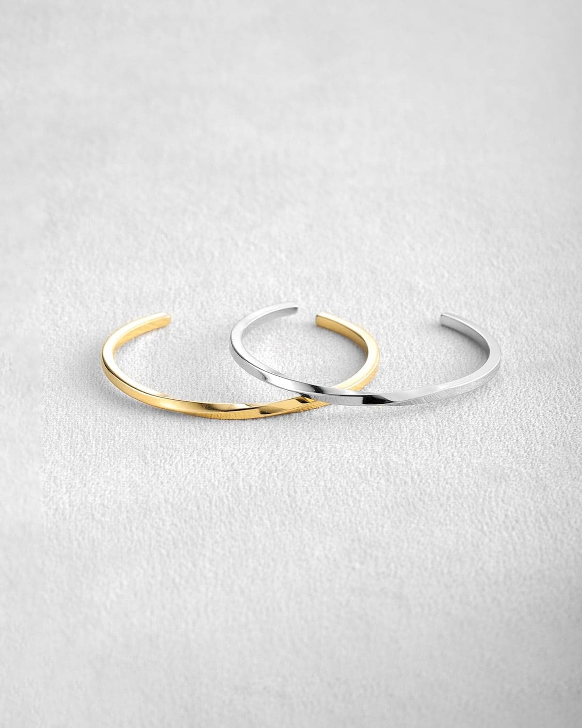 GLUCK Twist bangleのツイストデザインバングル