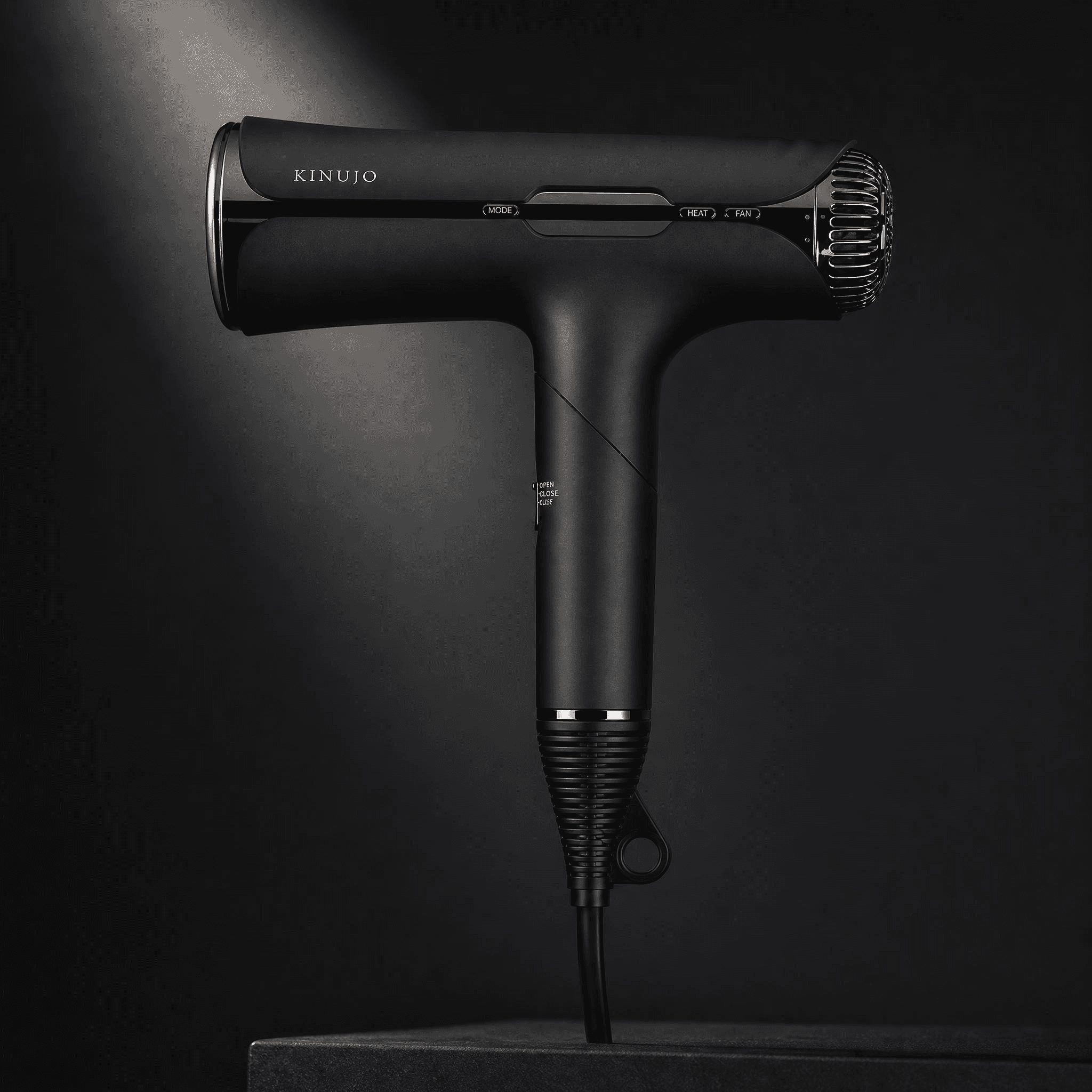 黒いKINUJO Silk Premium Dryer PROのドライヤー